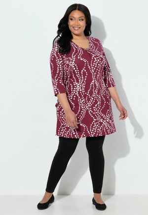 Ulla Popken, DOT WAVE ZIPPER NECKLINE 3/4 SLEEVE KNIT TUNIC DRESS - Tunikaer - dark claret