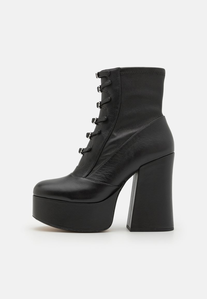Botine negre cu toc înalt, cu platformă groasă, realizate din piele netedă, cu șireturi în față, ochiuri metalice și un toc solid de tip bloc.