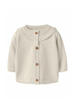 Kremowy swetrowy sweter niemowlęcy z kołnierzykiem w falbankę, drewnianymi guzikami z przodu i subtelnym haftem ażurowym na rękawach i dole.