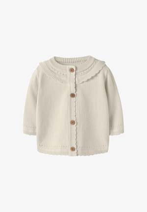 Cardigan bébé en maille crème avec col festonné, boutons en bois sur le devant, et détails subtils en ajouré sur les manches et l'ourlet.