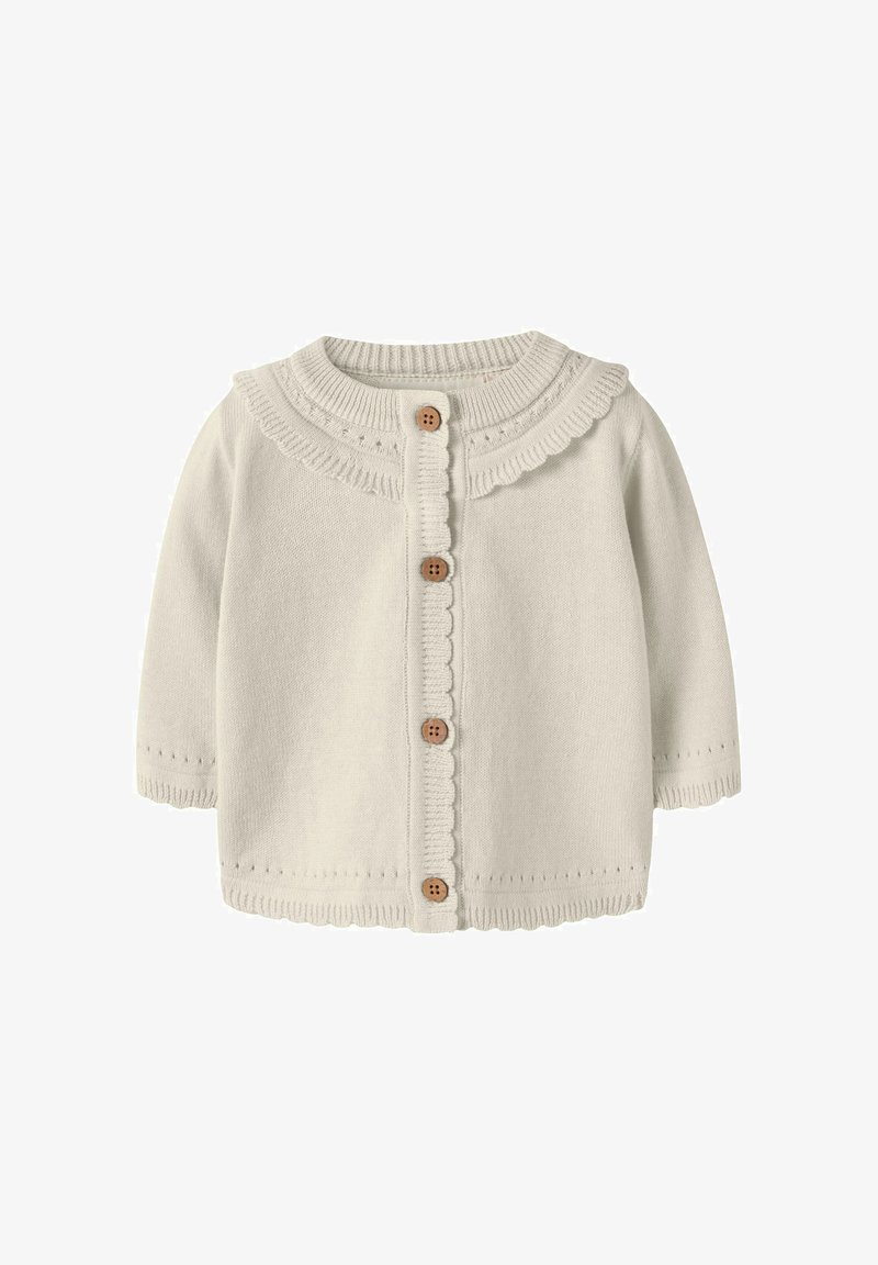 Kreminės spalvos mezginys kūdikių kardiganas su banguotu apykakliu, mediniais mygtukais priekyje ir subtiliomis skylučių detalėmis ant rankovių ir apačios.