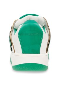Heren sneaker met een bovenwerk van wit leer, groene accenten, een gevoerde kraag en een gestructureerde rubberen zool. Kenmerkend door het opvallende achterdesign.