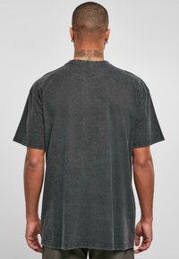 Urban Classics SMALL EMBROIDERY  - Základné tričko - black