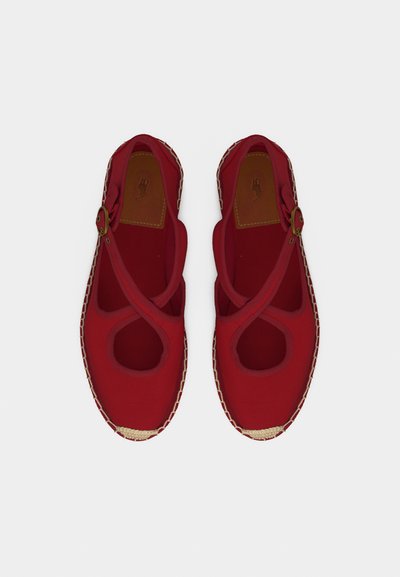 Ζευγάρι κόκκινες εσπαντρίγιες από ύφασμα με φιάπες που διασταυρώνονται και κλεισίματα με αγκράφα, με ραμμένες σόλες τυλιγμένες με τζούτα.