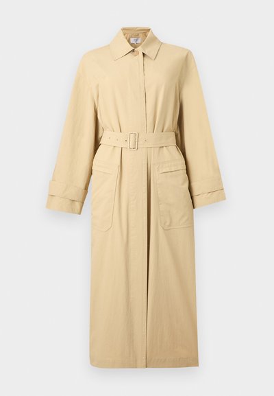 Long manteau beige trench avec ceinture, col boutonné, larges poignets et deux grandes poches avant avec rabats.