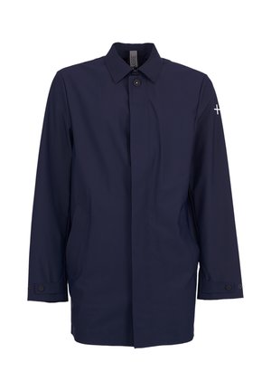 Granatowy, męski płaszcz o średniej długości z kołnierzem, ukrytym frontowym zapięciem na guziki, dwoma bocznymi kieszeniami oraz białą emblematem krzyża na lewym rękawie.