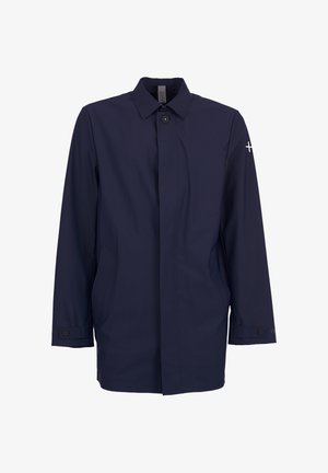 Granatowy, męski płaszcz o średniej długości z kołnierzem, ukrytym frontowym zapięciem na guziki, dwoma bocznymi kieszeniami oraz białą emblematem krzyża na lewym rękawie.