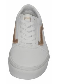 Zapatilla de lona blanca con una superficie texturizada, cordones planos y un logotipo de acento dorado metálico. Punta redondeada y suela de goma.