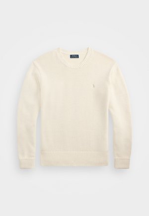 Cremfarbener Strickpullover mit langen Ärmeln, geripptem Ausschnitt und Saum, mit einem kleinen Logo-Akzent auf der linken Brust.