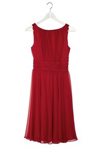 Robe midi rouge sans manches en chiffon avec un détail froncé à la taille, suspendue à un cintre en plastique blanc.