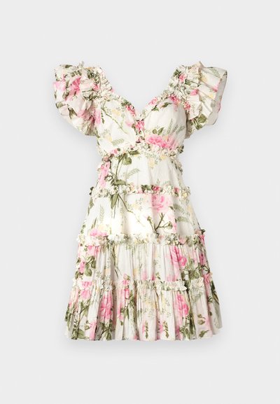 Bloemrijke jurk met een witte achtergrond, met roze rozen en groene bladeren. Gerimpelde mouwen, V-hals en een gelaagde rok met franje accenten.