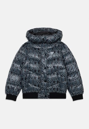 Pufferjakke i svart med gjentatt "GUESS" logo-print, med hette, glidelås-lukking, og elastiske mansjetter og kant. Matte overflate.