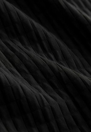 Juodos spalvos tekstūruota audinys su vertikaliomis briaunotomis raštuotėmis. Medžiaga atrodo minkšta ir lanksti, su lygiu paviršiumi. Vyrauja giliai juodos spalvos atspalviai.