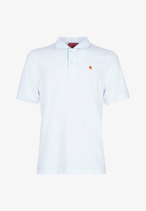 Polo bianco con maniche corte, colletto, patta con tre bottoni e un piccolo logo arancione sul petto. Tessuto di cotone liscio.