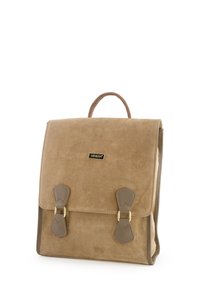 Beige ruskindsrygsæk med en struktureret form, dobbelte frontspænder, guldfarvet hardware og en håndtag på toppen for nem transport.