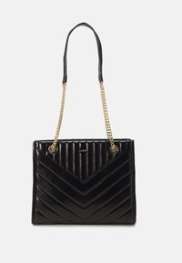 Sac fourre-tout en cuir noir avec un design matelassé en chevrons, des anses en chaîne dorée et une texture élégante et brillante. Poignée renforcée avec des accents noirs.