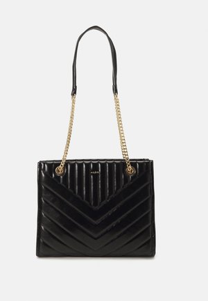 Borsa tote in pelle nera con design trapuntato a chevron, manici a catena dorata e texture liscia e lucida. Manico rinforzato con dettagli neri.