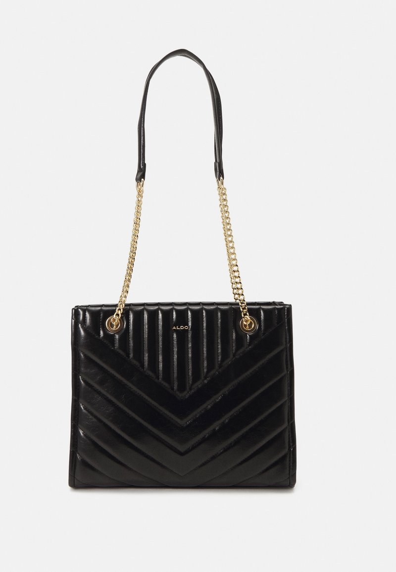 Sac fourre-tout en cuir noir avec un design matelassé en chevrons, des anses en chaîne dorée et une texture élégante et brillante. Poignée renforcée avec des accents noirs.
