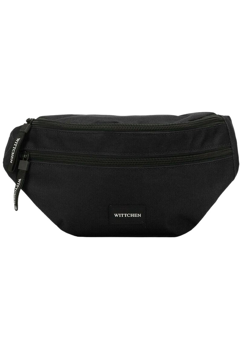 Banane en tissu noir avec deux compartiments zippés, présentant une surface texturée et une étiquette de marque sur le devant.