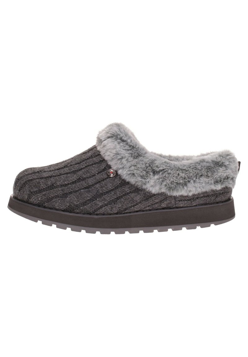 Pantofole grigie a moffole con un upper in maglia testurizzata, morbido bordo in pelliccia e una suola in gomma spessa con una suola stampata. Presenti dettagli decorativi tondi.