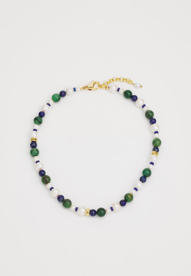Naszyjnik z koralików z zielonymi, niebieskimi i białymi perłami oraz złotymi akcentami. Projekt obejmuje okrągłe koraliki, naprzemienne kolory i zapięcie typu homar.