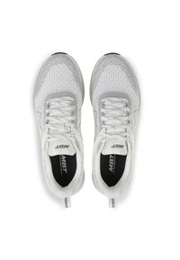 Scarpe da ginnastica bianche con una tomaia in mesh traspirante, dettagli texturizzati e lacci piatti. Presentano un logo sulla linguetta e un colletto imbottito.