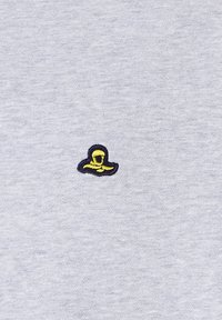Grijze sweatshirt met een klein marineblauw en geel geborduurd logo op de borst. De stof lijkt zacht met een gladde textuur.