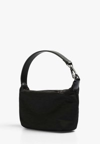 Sac noir à bandoulière avec un corps en tissu texturé et une bandoulière en cuir lisse. Équipé d'une fermeture en matériel argenté. Forme rectangulaire.