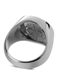 Sølvring med en glatt, shiny overflate, som har et gravert kompassdesign på den indre overflaten. Rund, buet form.