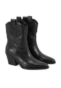 Schwarze Leder-Cowboy-Stiefel mit spitzem Zehenbereich, dekorativen Nähten und einem 5 cm hohen, schrägen Absatz. Mit Ziehhilfen für ein einfaches Anziehen.