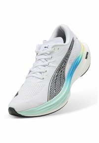 Chaussure de sport blanche avec tige en maille, accents noirs et semelle dégradée multicolore passant du menthe au bleu. Présente un design rembourré.