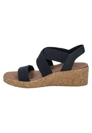 Marine wedge sandalen met kruisvormige elastische banden, kurken plateau en rubberen zool, ontworpen voor comfort en stabiliteit.