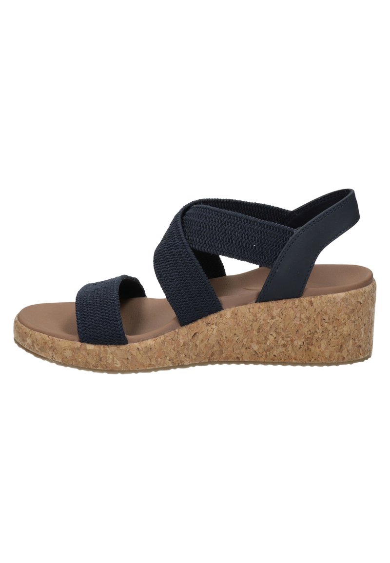 Marine wedge sandalen met kruisvormige elastische banden, kurken plateau en rubberen zool, ontworpen voor comfort en stabiliteit.