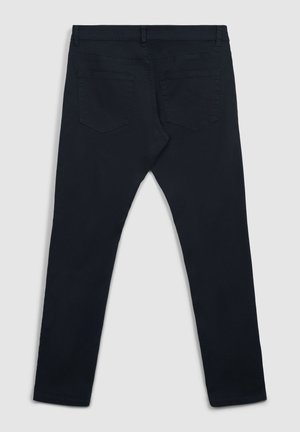 Pantaloni blu scuro a taglio slim, con vita piatta, cinque tasche e una texture liscia. Le tasche posteriori sono inclinate e cucite.