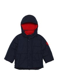 Mörkblå puffjacka med huva, röd foder, tryckknappar, och sidofickor, med kviltade sektioner och en logopatch.