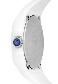 Reloj de pulsera blanco con una correa texturada, fondo de caja plateado y botón azul con acento que presenta un logotipo. Diseño limpio y moderno.