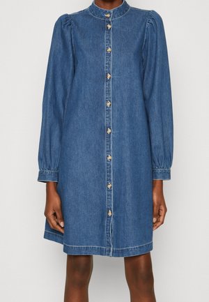 Robe en denim avec des manches longues bouffantes, un col montant et une fermeture à boutons sur le devant avec des boutons ronds semblables à des perles.