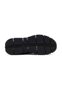 Semelle de chaussure de sport noire avec un caoutchouc épais et segmenté. Présente des motifs texturés pour l'adhérence, des bords lisses et une légère courbure au niveau des orteils.