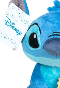 Blauw pluche speelgoed met grote oren, zwarte ogen en een kleine neus. Het label bevat een "Disney" merk met een sterren thema ontwerp.