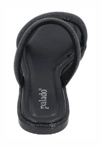 Svart flip-flop med dubbel remdesign, tillverkad av texturerat tyg. Dämpad svart sula med subtil varumärkeslogotyp. Slät, platt fotbädd.