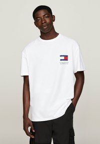 Tommy Jeans LOGO CREW NECK - Camiseta estampada - white