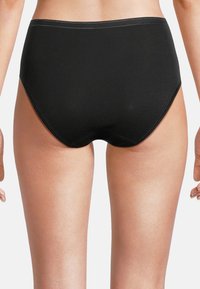 Schwarze hüfthohe Unterwäsche mit glatter Textur und minimalen Nähten, die einen klassischen Schnitt und einen elastischen Bund für zusätzlichen Komfort präsentiert.