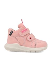Zapatillas altas de ante rosa con una correa de velcro, suela de goma blanca y una tira de agarre; presentan costuras en contraste y acentos de marca.
