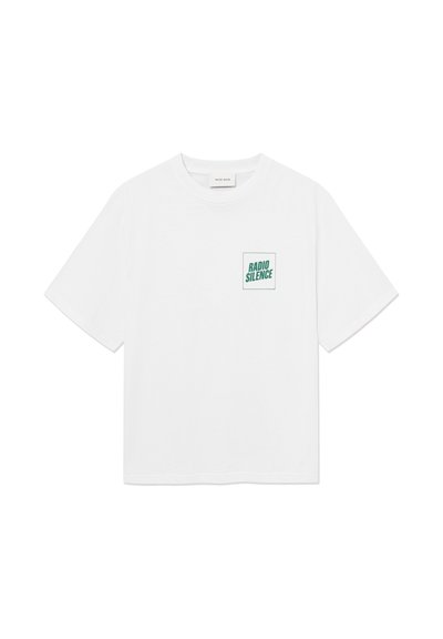 T-shirt blanc à manches courtes avec un petit texte vert "RADIO SILENCE" à l'intérieur d'un carré sur la partie supérieure gauche de la poitrine.