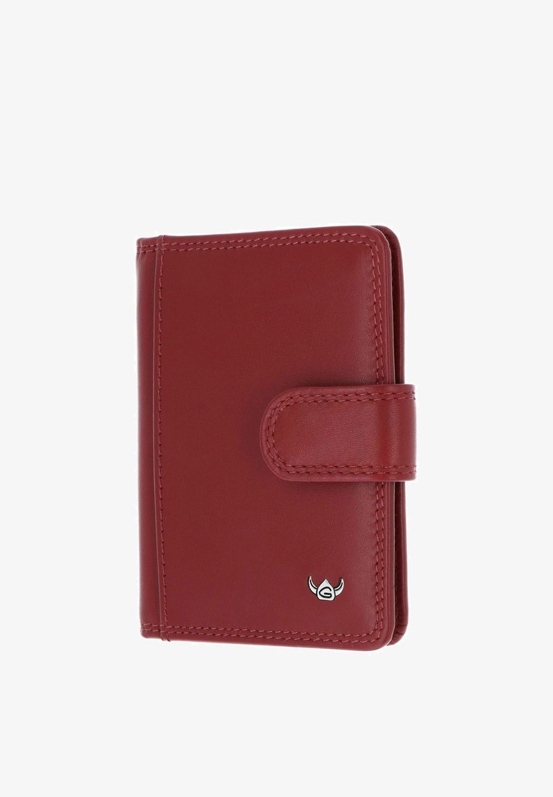 Portefeuille compact en cuir rouge avec bords cousus, fermeture à rabat et petit logo métallique en bas à droite.