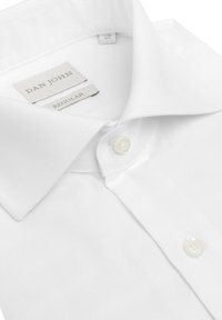 Camisa blanca de vestir con cuello, dos botones visibles y etiquetas que muestran la marca "Dan John" y el tipo de ajuste "Regular."