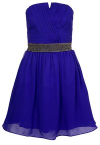 Koktejlové šaty bez ramínek v živé purpurové chiffonu, s plisovaným korzetem a zdobeným pasem, s rozšířeným sáčkovým designem.