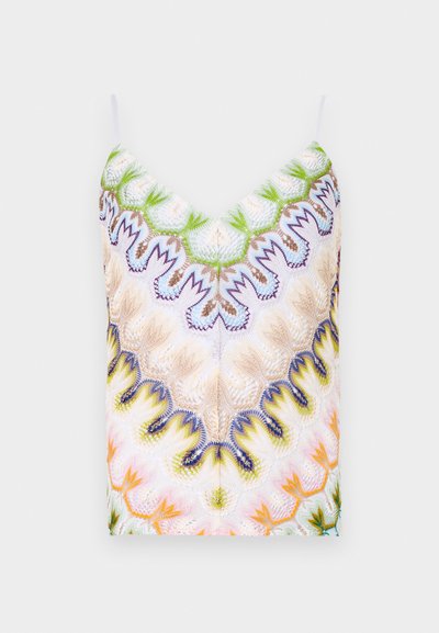 Spagetti pántos felső könnyű anyagból, bonyolult, multicolór virágmintával zöld, sárga, narancs és kék színekkel, krém háttéren.