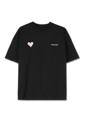 Camiseta de algodón negra con un gráfico de corazón rosa en el pecho izquierdo y la palabra "PEGADOR" impresa en blanco en el lateral. Mangas cortas.