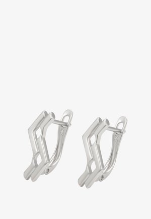 Sæt af sølv geometriske hoops øreringe med vinkelret zigzagdesign og hængslede låse på en hvid baggrund.